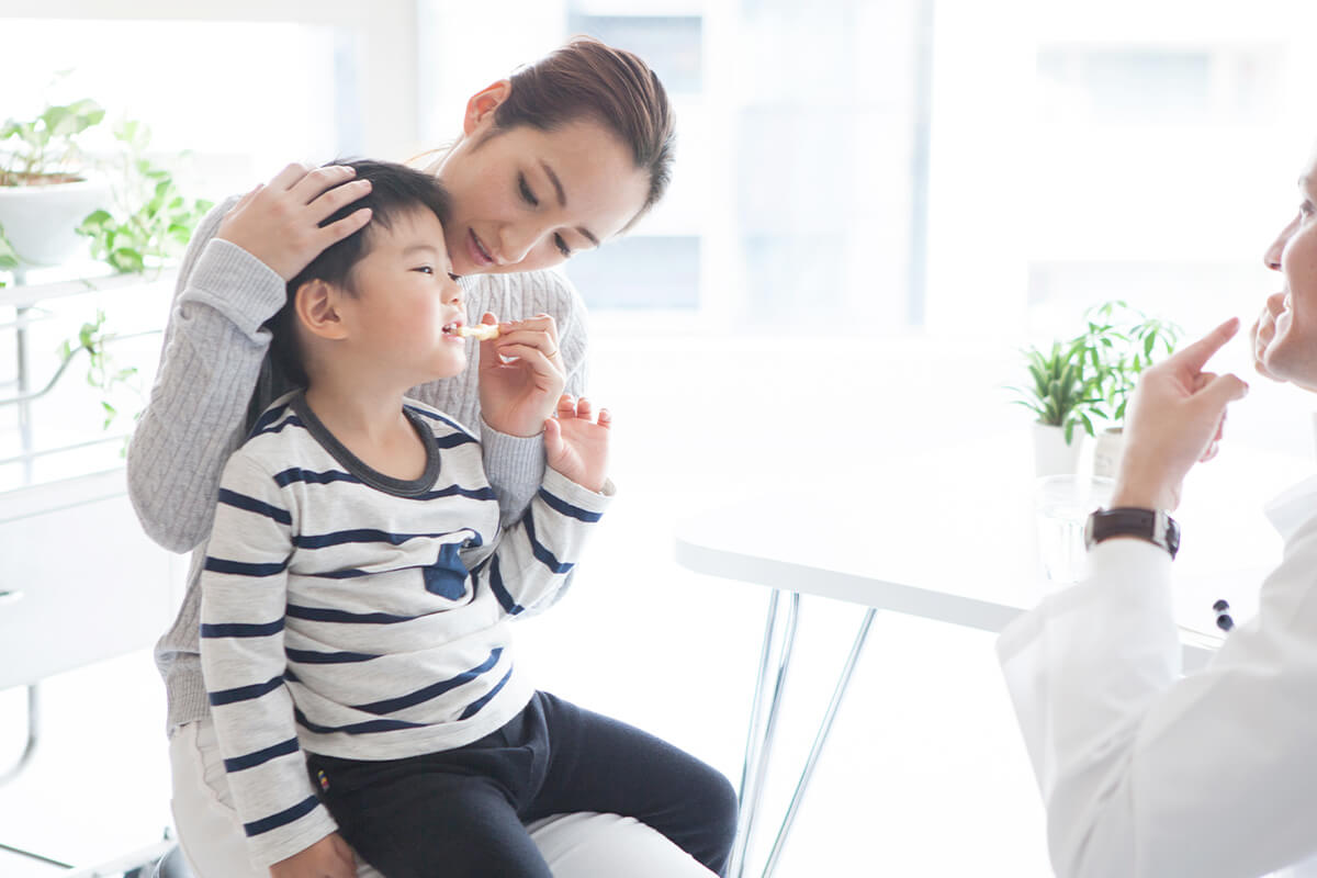 歯磨きしている子供