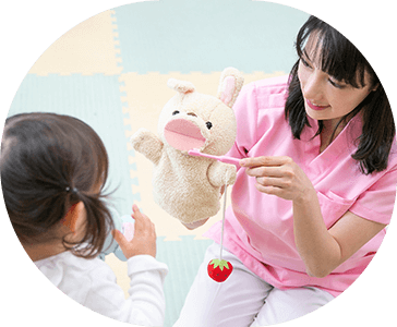 歯のみがき方を教えてもらう子ども