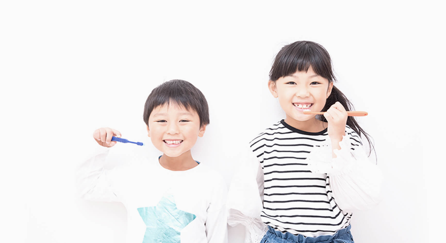 歯磨きしている子供