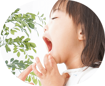 口を開ける子供