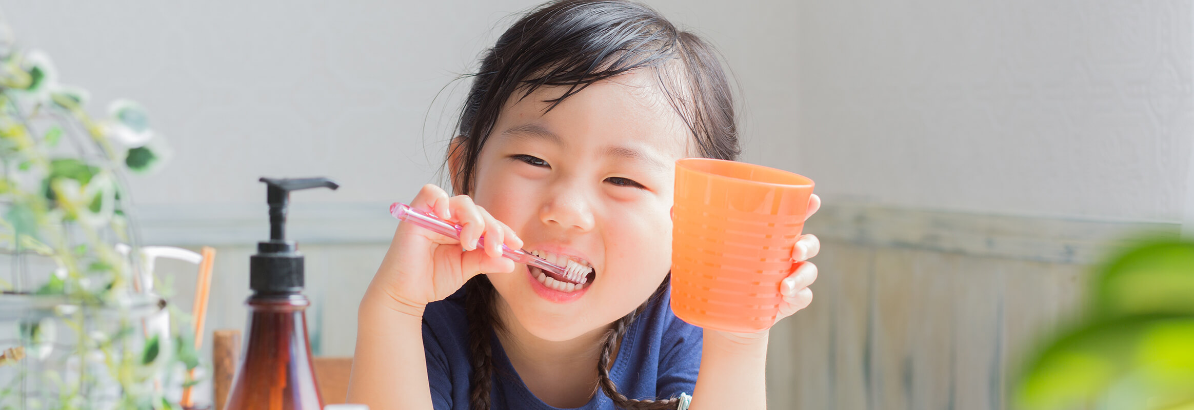 子どもが歯磨きしている様子