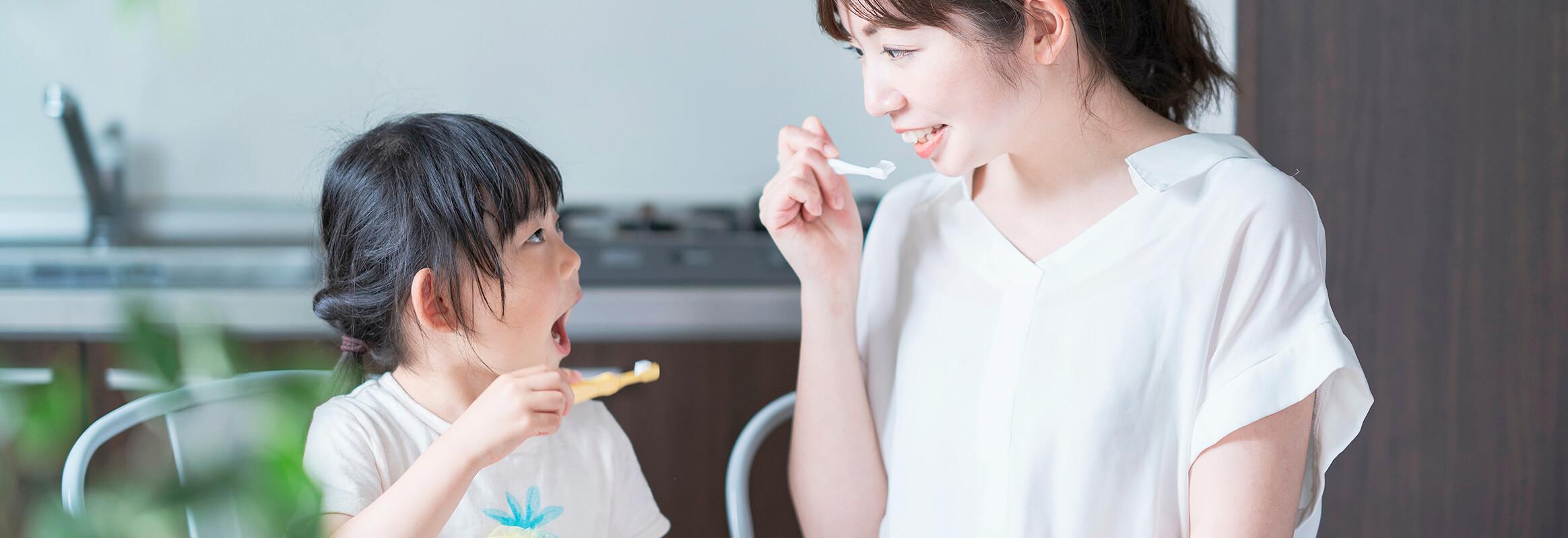 親子で歯を磨く写真